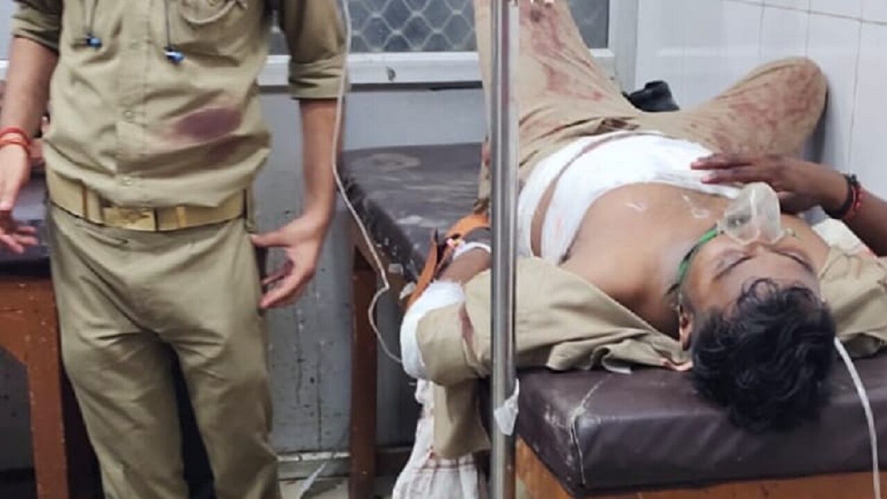 मुख्तार अंसारी के विधायक भतीजे के गनर क़ो चाकू मारकर लूटी गई कार्बाइन, MLA ने कहा- अब मुझे अपनी फिक्र है मुख्तार अंसारी के विधायक भतीजे के गनर क़ो चाकू मारकर लूटी गई कार्बाइन, MLA ने कहा- अब मुझे अपनी फिक्र है