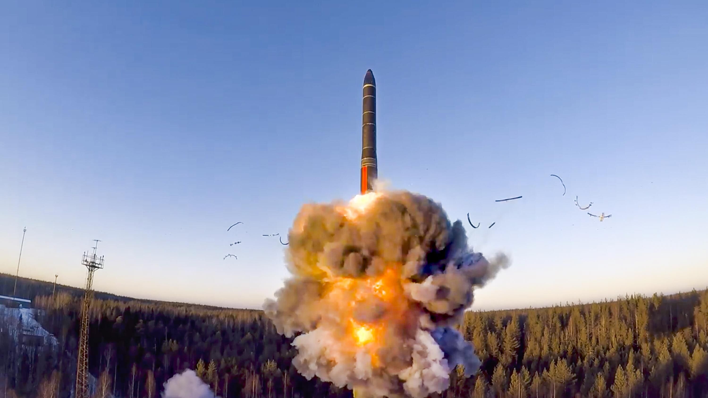 Ukraine Crisis:  रूस ने शुरू की एटमी ड्रिल, पुतिन की मौजूदगी में बैलेस्टिक मिसाइल लॉन्च, सेनाएं अलर्ट