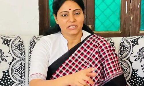 बड़ा आरोप : अनुप्रिया पटेल के पांव छूने के लिए नए क़ो 1 लाख तो पुराने कार्यकर्ताओं की कटती है 26 हजार की रसीद