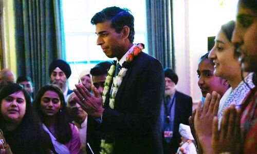 Rishi Sunak News : ऋषि सुनक ने दीं दिवाली की शुभकामनाएं, ब्रिटेन के PM बनने पर प्रधानमंत्री आवास में जलाए दिये