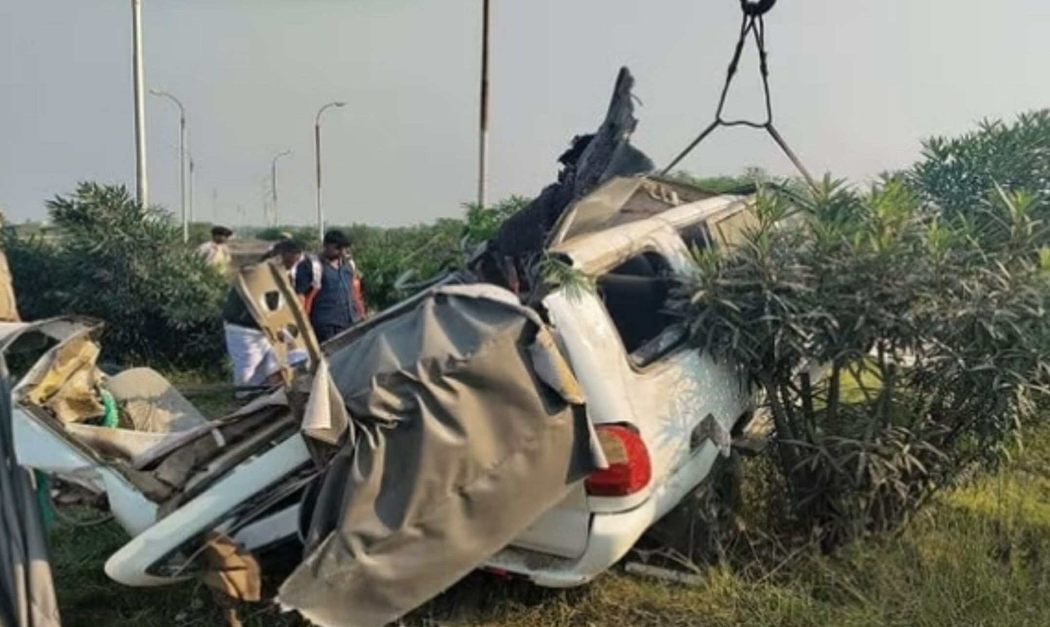 Prayagraj Accident News: बिजली के खंभे से टकराई टवेरा कार, 5 श्रद्धालुओं की मौत, जा रहे थे दर्शन को