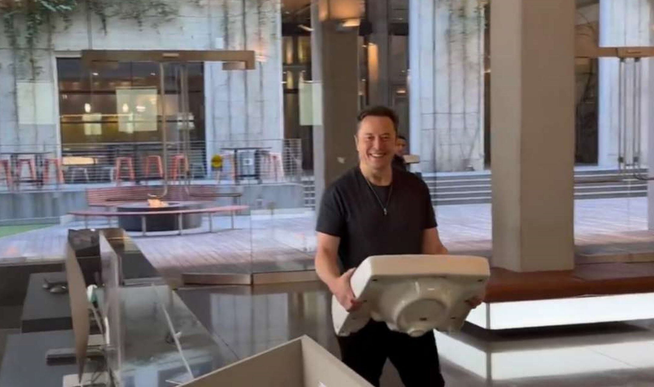 Elon Musk News: Twitter हेडक्‍वार्टर में सिंक लेकर पहुंचे एलन मस्क, Video शेयर कर लिखी यह बात