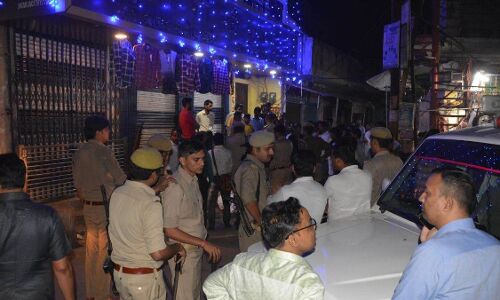 Firozabad News: अब तक दहशत में हैं फिरोजाबाद के दुकानदार, DM की पत्नी ने चलवाईं थी लाठियां