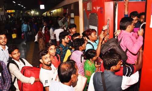 छठ पर्व पर यात्रियों की हालत : हवाई जहाज का किराया 18 हजार तो ट्रेनों-बसों में लोग भेड़ बकरियों की तरह लदे