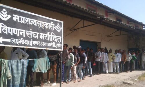 Indore News: खाद के लिए मारे मारे फिर रहे किसान, 2 घंटे हंगामे के बाद 50 किसानों को मिली खाद Indore News: खाद के लिए मारे मारे फिर रहे किसान, 2 घंटे हंगामे के बाद 50 किसानों को मिली खाद