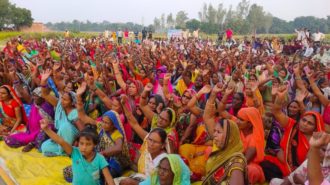 Azamgarh Airport News: किसानों के धरने के अट्ठारहवें दिन पहुंची अरुंधति धुरू और मैग्सेसे पुरस्कार से सम्मानित डॉ संदीप पाण्डेय