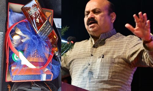 Karnataka Journalist Gift Cash: भाजपा ने पत्रकारों को मिठाई के साथ दिए 2.50 लाख रुपये गिफ्ट, कांग्रेस ने ऐसे किया बेनकाब