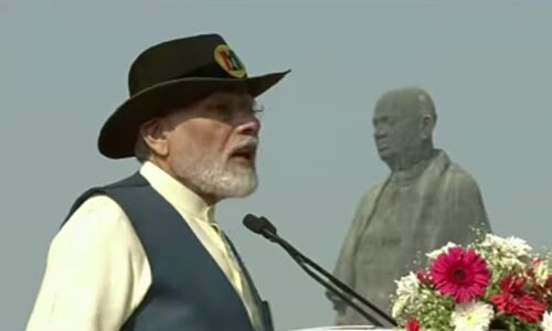 150 से अधिक मौतों के बाद PM Modi के भाषण पर फिल्मकार का तंज, कहा- कम से कम आज तो फैंसी ड्रेस प्रतियोगिता से बचना था