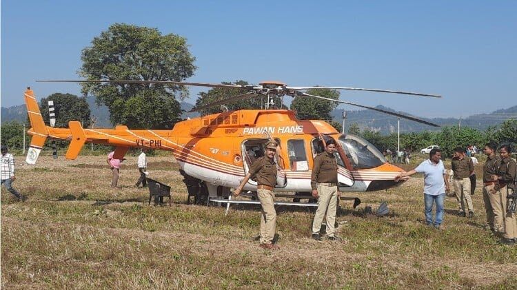Dehradun News: फिर बचा उत्तराखंड में एक बड़ा हादसा, कालागढ़ के खेत में हुई हैलीकॉप्टर की इमरजेंसी लैंडिंग, पायलट यात्री सुरक्षित