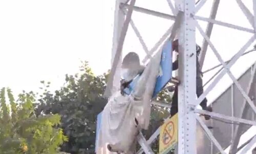 Morbi Bridge Collapse: गुजरात में ढ़की जाने लगीं Oreva की होर्डिंग, पूर्व IAS ने पूछा- कोरोना काल में जलती चिताओं का छुपाना याद है?