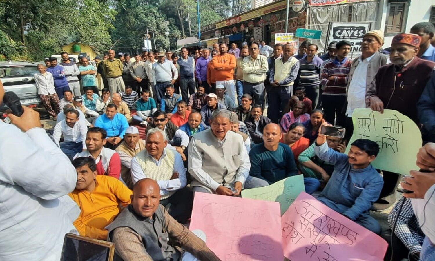 CM धामी को धाकड़ मानने के लिए हरीश रावत ने रखी यह शर्त, दी एक महीने की मोहलत, सड़क की दुर्दशा देख पूर्व CM बैठे धरने पर