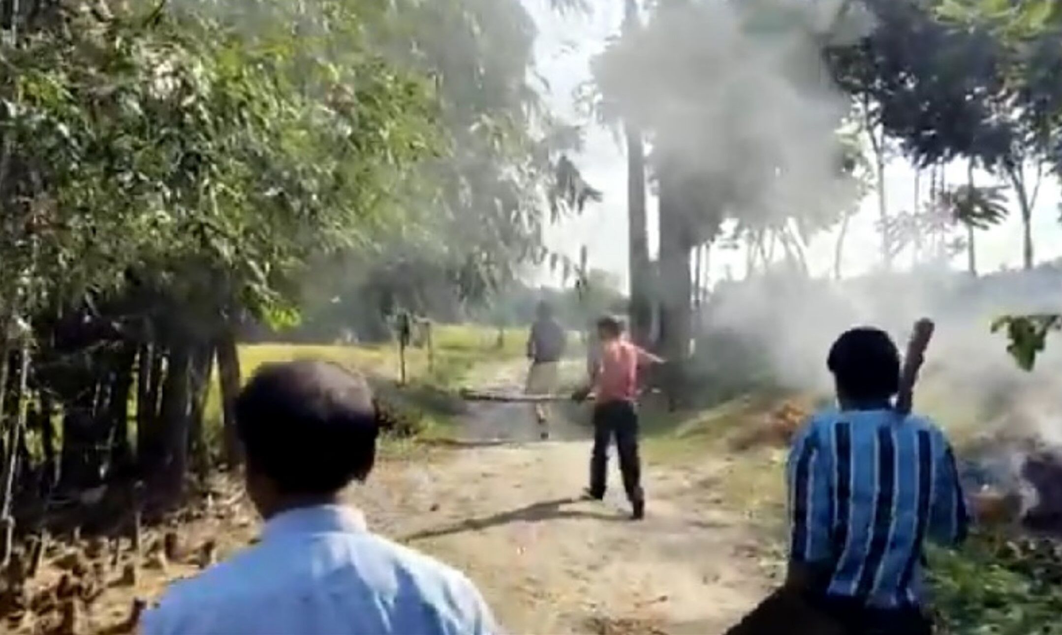 TMC News: केंद्रीय मंत्री के काफिले पर हमला, TMC कार्यकर्ताओं ने दिखाए काले झंडे, फेंके बम