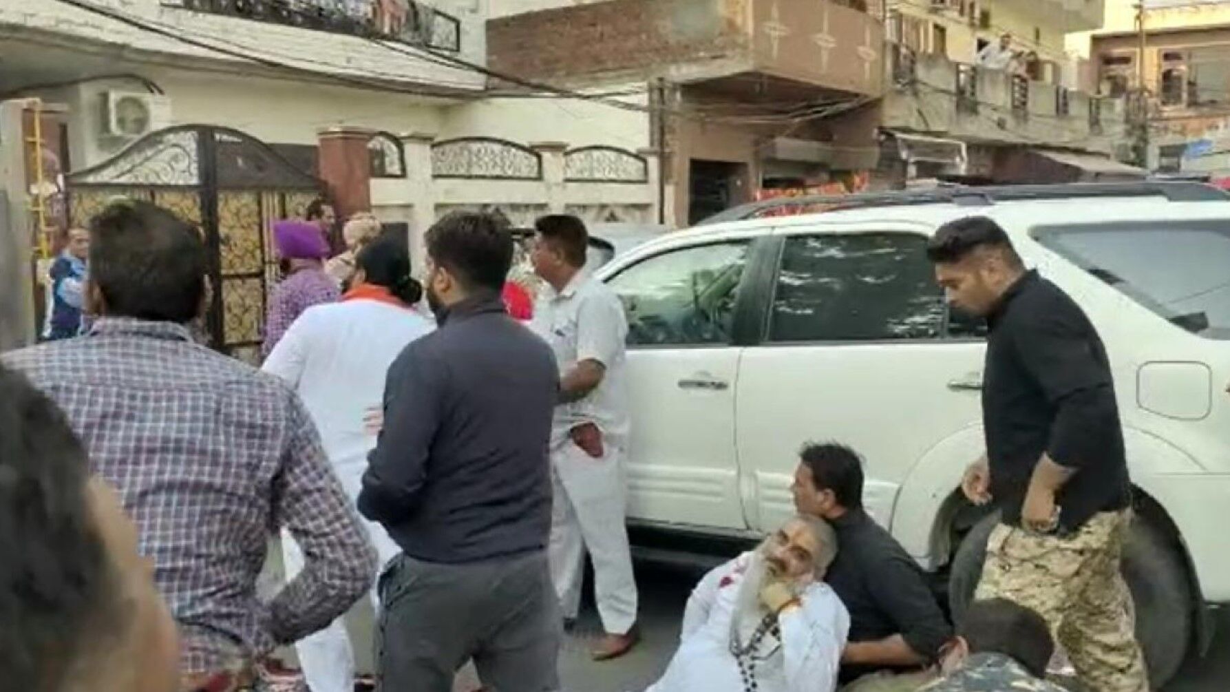 Sudhir Suri murder: शिवसेना नेता सुधीर सुरी की सरेआम गोली मारकर हत्या, मंदिर के बाहर दे रहे थे धरना Sudhir Suri murder: शिवसेना नेता सुधीर सुरी की सरेआम गोली मारकर हत्या, मंदिर के बाहर दे रहे थे धरना