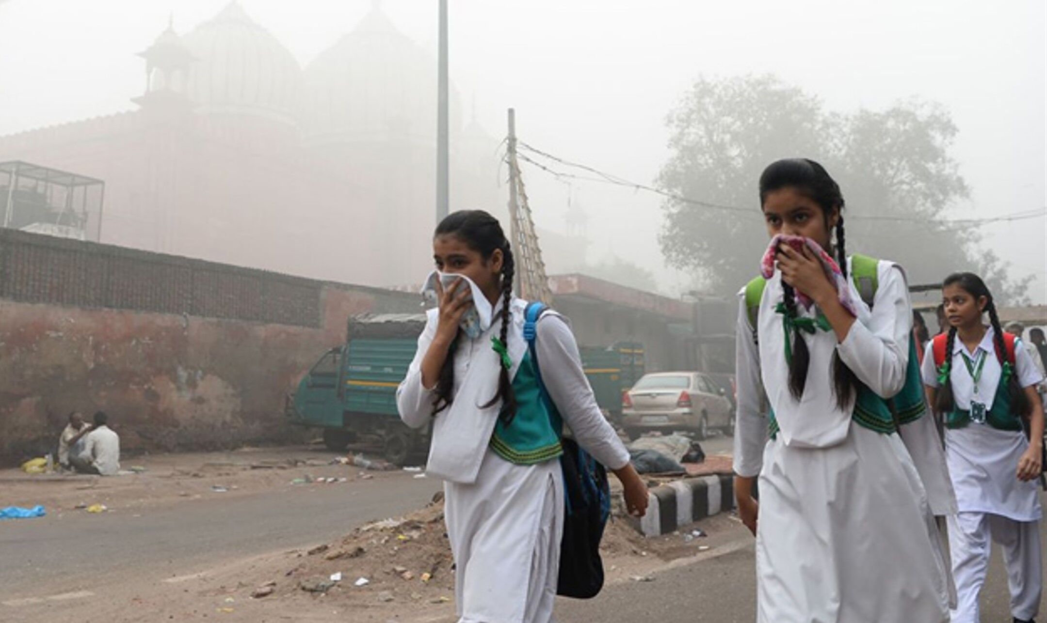 Delhi Pollution : दिल्ली में कल से बंद होंगे प्राइमरी स्कूल, बढ़ते प्रदूषण पर केजरीवाल सरकार का फैसला