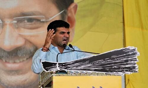 गुजरात में पत्रकार ईशुदान गढ़वी को AAP ने बनाया मुख्यमंत्री पद का उम्मीदवार, लग रहे जमीनी नेताओं की उपेक्षा के आरोप