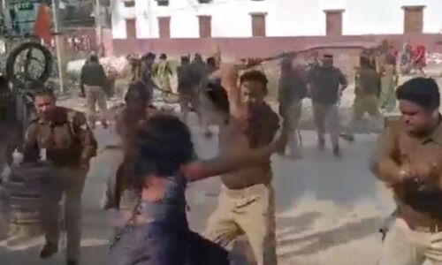 UP : अंबेडकर प्रतिमा में कालिख पोतने को लेकर अंबेडकरनगर में भारी बवाल, पुलिस ने किया महिलाओं पर लाठीचार्ज