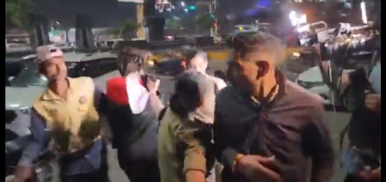 Indore News: कार में खींचकर जबरदस्ती करने का वीडियो वायरल हुआ तो थाने बुलाई गई लड़की ने पत्रकार को जड़ा थप्पड़