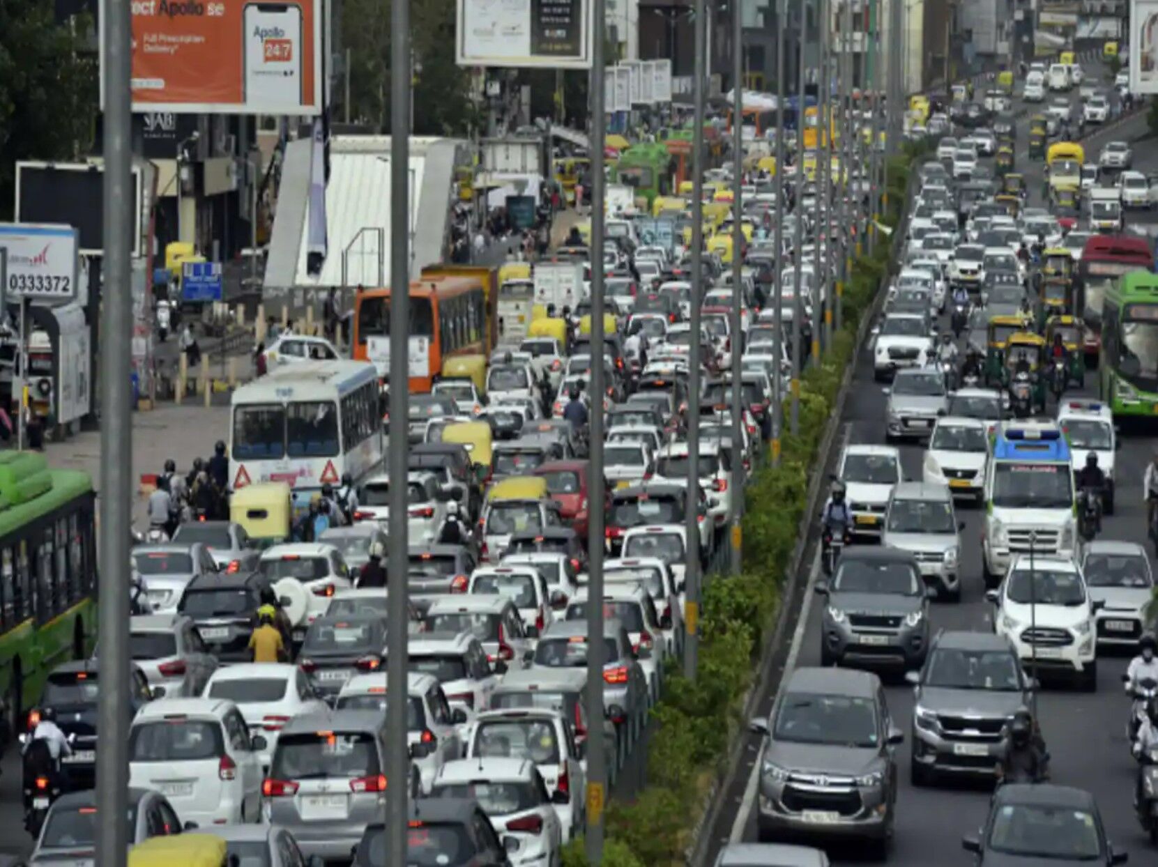 Delhi Air Pollution: Delhi में बैन हुई ये कारें- पकड़े जाने पर कटेगा इतने हजार का चालान