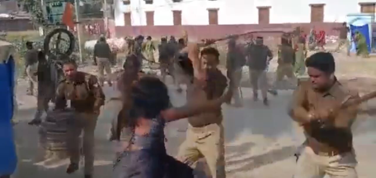 UP : अंबेडकर प्रतिमा में कालिख पोतने को लेकर अंबेडकरनगर में भारी बवाल, पुलिस ने किया महिलाओं पर लाठीचार्ज