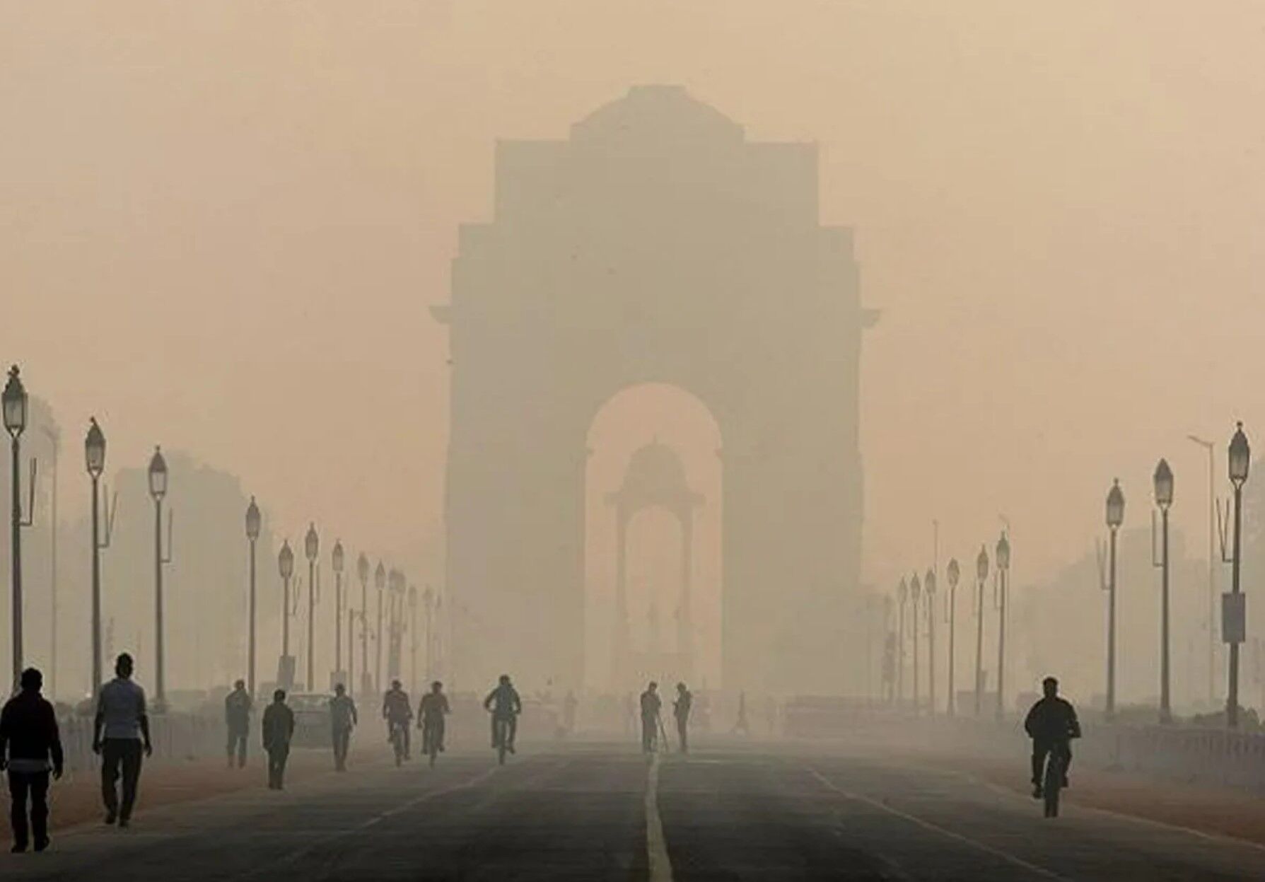 Delhi Pollution Updates: दिल्ली में बढ़ते प्रदूषण को लेकर केजरीवाल की हाई लेवल मीटिंग, जानें कितना है आज AQI लेवल