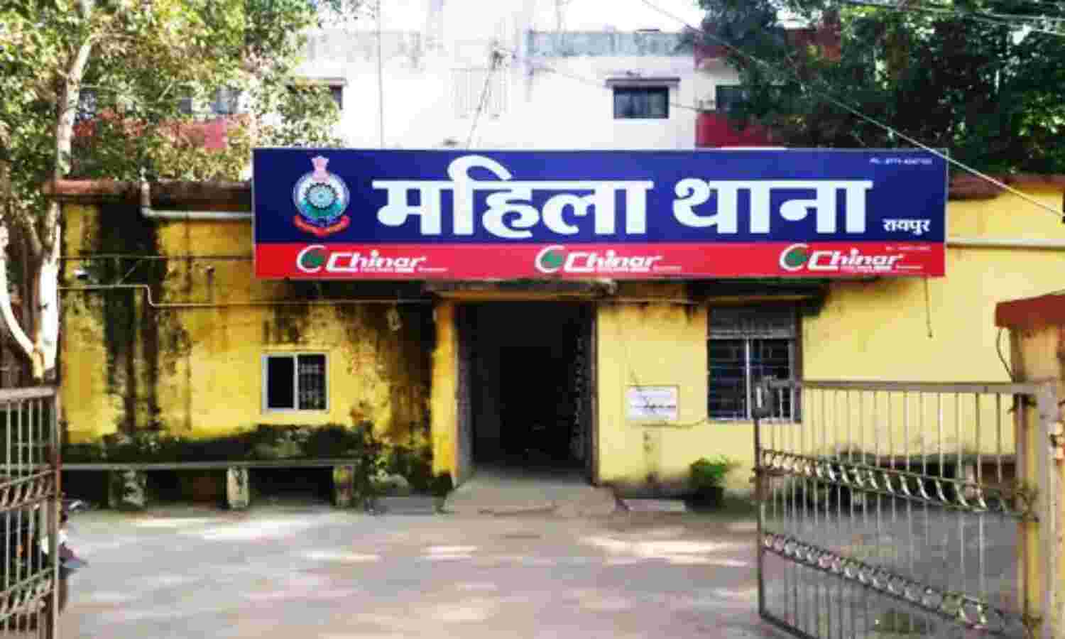 Chhattisgarh Crime News : पत्नी को आइटम और किन्नर कहता है पति, भद्दे कमेंट और अश्लील करतूतों से परेशान होकर महिला ने थाने में दर्ज करवाई शिकायत