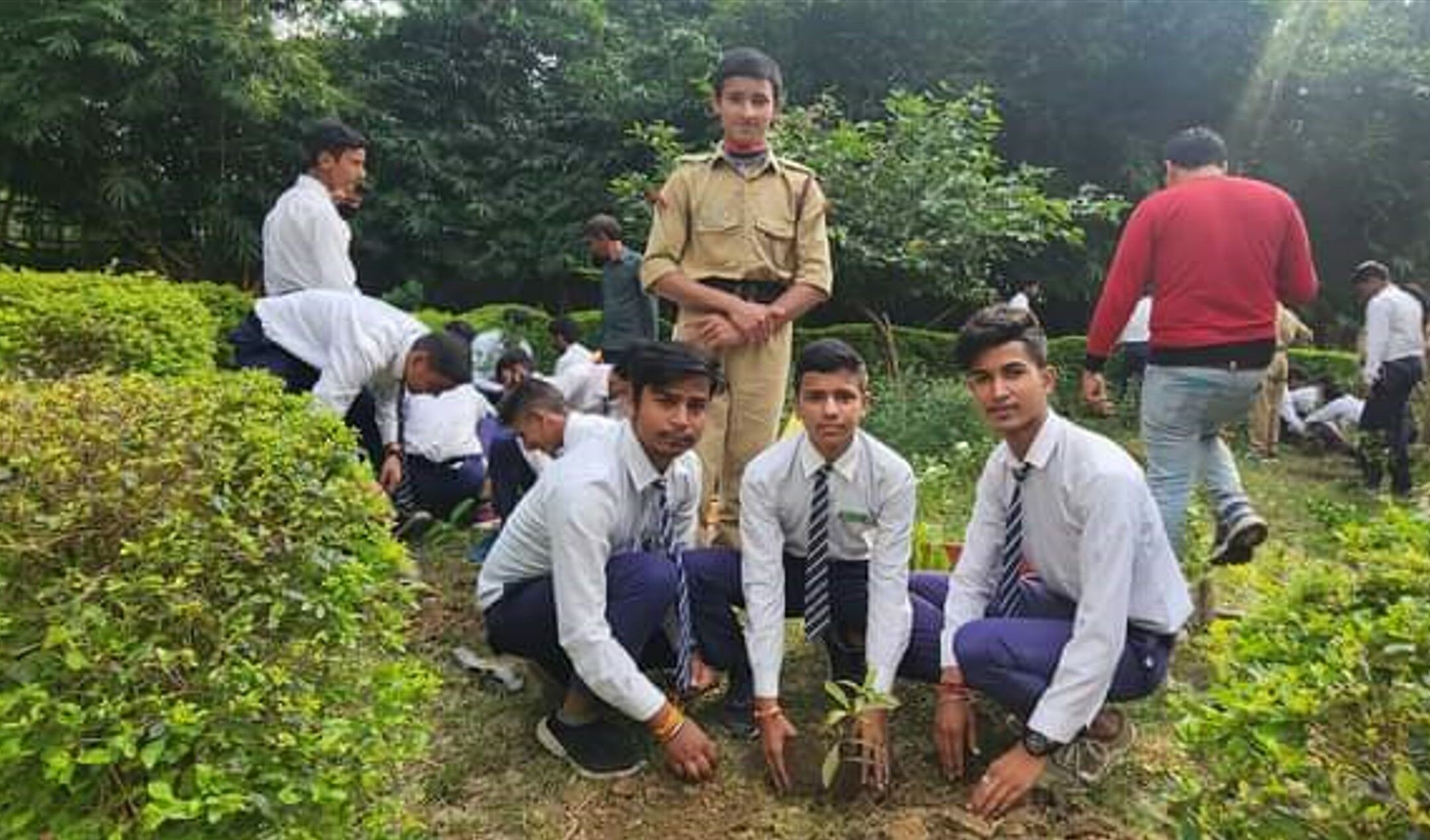 Ramnagar News: पर्यावरण के खतरों को स्कूली बच्चों के साथ किया गया साझा, पेड़ लगाने के साथ ही उन्हें बचाना भी मुख्य काम