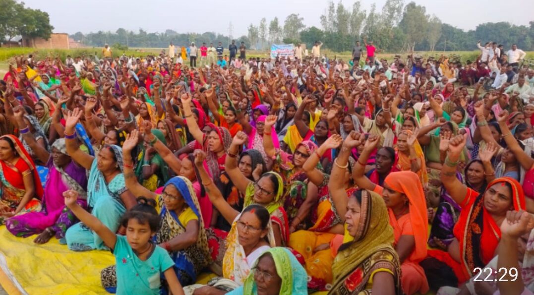 Video: हम मर जाएंगे लेकिन अपनी जमीनें नहीं देंगे- आजमगढ़ में हवाई अड्डे के विरोध में 27 दिन से अन्नदाताओं का धरना