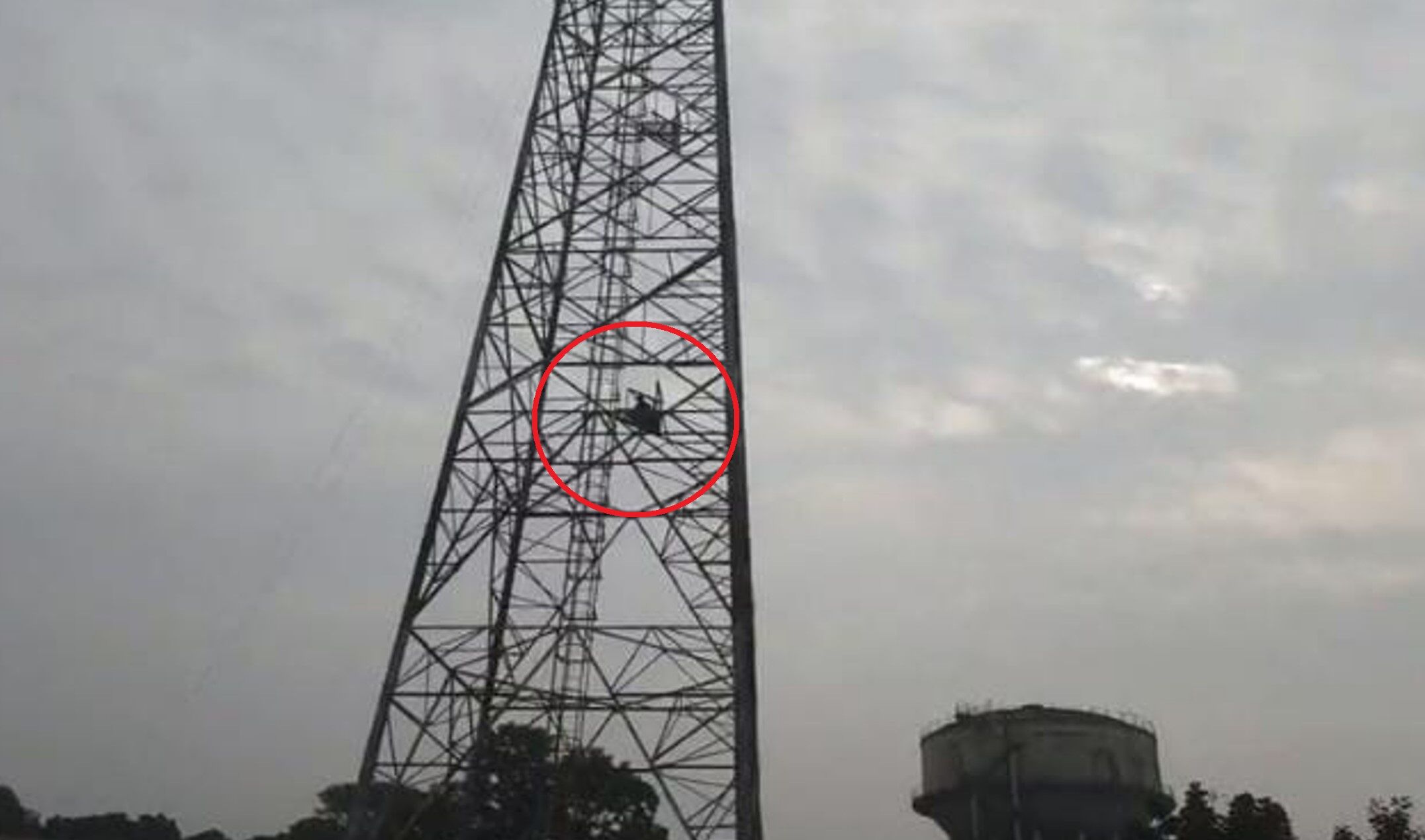 DAV कॉलेज में चुनाव की मांग को लेकर टॉवर पर चढ़ा छात्र, पुलिस बल की तैनाती में शिक्षा मंत्री को मौके पर बुलाने की रखी डिमांड