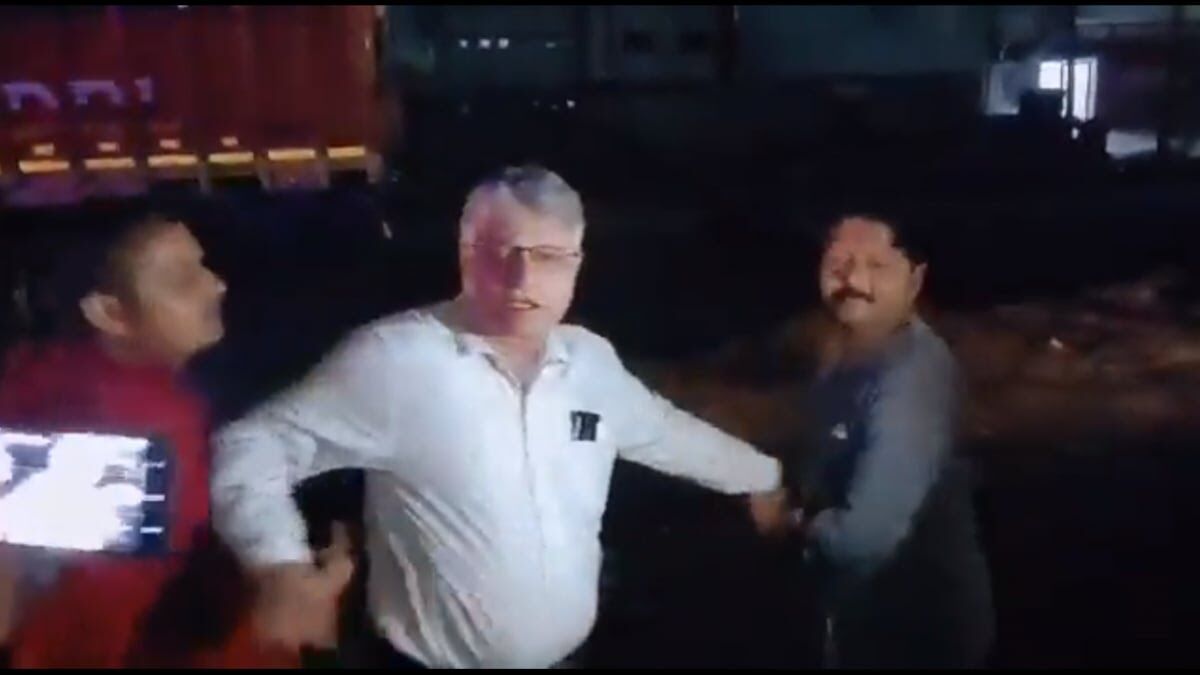 Lakhimpur Kheri: सीओ का हुआ एक्सीडेंट तो दारू के नशे में धुत CMO ने की पत्रकार से गाली गलौज- Video Viral