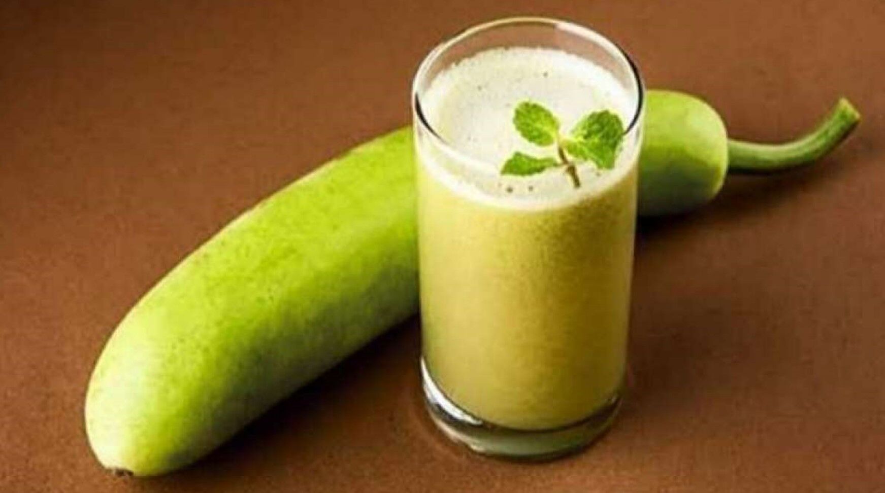 Lauki Juice Side Effects: लौकी का जूस पीने से मौत होने की पूरी पड़ताल, ऐसे पहचानें जहरीली लौकी और बचाव के तरीके Lauki Juice Side Effects: लौकी का जूस पीने से मौत होने की पूरी पड़ताल, ऐसे पहचानें जहरीली लौकी और बचाव के तरीके