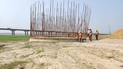 UP : बलिया में श्रीरामपुर घाट में बन रहे 2.5 KM लंबे पुल में 18 करोड़ का घपला, मामले को दबाने में जुटे अधिकारी