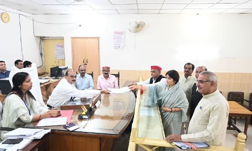 मुलायम सिंह का आशीर्वाद लेकर डिंपल ने किया नामांकन, इन लोगों की मौजूदगी में गायब दिखे शिवपाल यादव