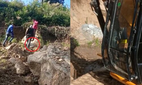 चमोली के कुलसारी गांव में स्टोन क्रेशर का विरोध कर रही महिलाओं को हाथ में दरांती लेकर धमका रहे खनन माफियाओं के गुर्गे चमोली के कुलसारी गांव में स्टोन क्रेशर का विरोध कर रही महिलाओं को हाथ में दरांती लेकर धमका रहे खनन माफियाओं के गुर्गे