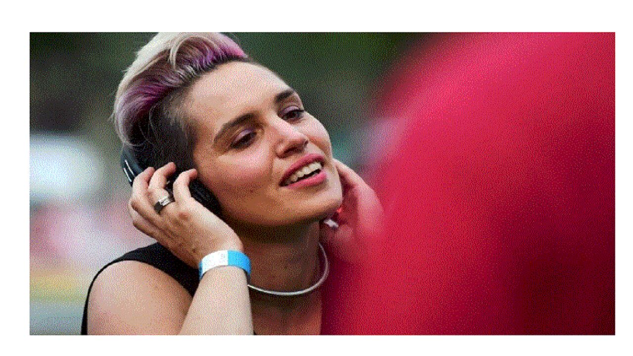 सावधान! हेडफोन और इयरबड्स से 1 अरब से अधिक युवाओं पर मंडरा रहा है बहरेपन का खतरा