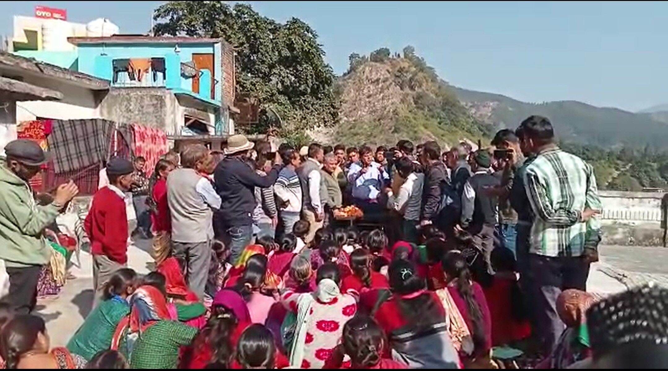 Janjwar Ground Report: ग्रामीणों ने कालागढ़ डीएफओ को बनाया बंधक, बाघिन पर गोली चलाए जाने वाले कर्मचारी पर कार्यवाही से थे खफा