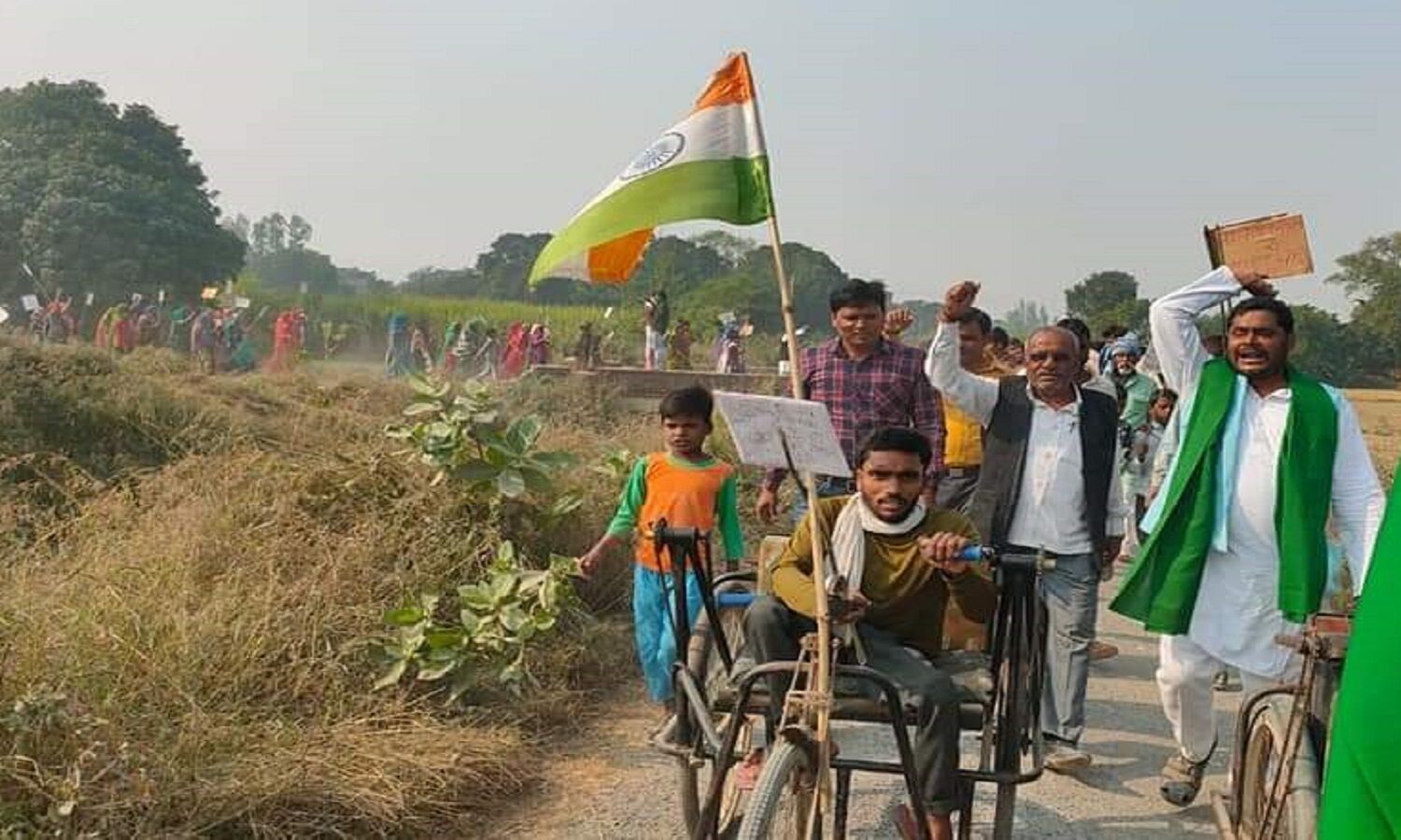 आजमगढ़ एयरपोर्ट के लिए जमीन अधिग्रहण का विरोध कर रहे किसानों को निरहुआ ने बताया जमीन हड़पने वाला, जनता ने कहा अपराधी हैं BJP सांसद