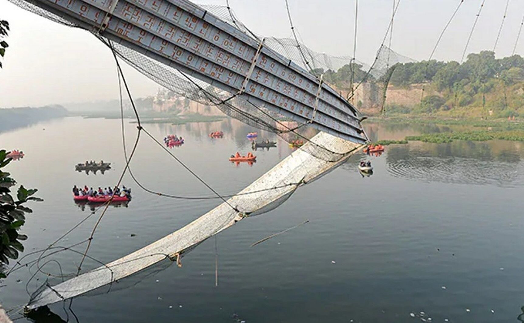 Morbi Bridge Accident: मोरबी पुल हादसे पर आज सुनवाई करेगा सुप्रीम कोर्ट, 135 लोगों की हुई मौत