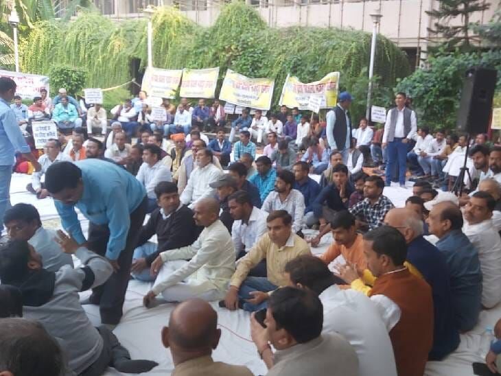 मिर्जापुर में बिजली विभाग के मुख्य अभियंता की मौत ने पकड़ा तूल, विरोध प्रदर्शन के बाद पत्नी ने दर्ज कराई FIR