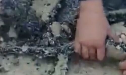 पीलीभीत के बाद अब लखीमपुर खीरी में PMGSY योजना के तहत बन रही सड़क का ग्रामीणों ने किया भंडाफोड़