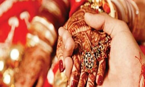 Lucknow News: हिंदू-मुस्लिम पत्नी के बीच मझधार में फंसे केंद्रीय मंत्री के भतीजे ने फांसी लगाकर दी जान, पुलिस कारण खंगाल रही