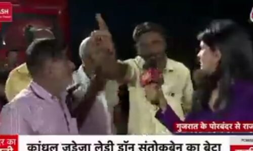 शराबबंदी वाले गुजरात में चुनाव कवर कर रहीं अंजना ओम कश्यप के शो में दारू पीकर आई भीड़, लोग बोले- ये आपके मोदी की देन है