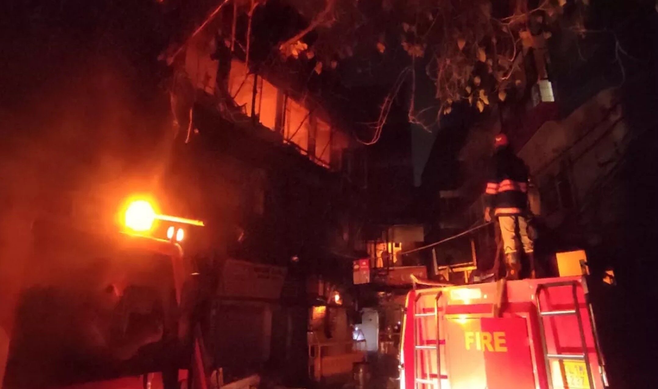 Chandni Chowk Fire: चांदनी चौक के भागीरथ पैलेस में लगी आग, 12 घंटे बाद भी नहीं पाया जा सका काबू, इलेक्ट्रॉनिक मार्केट जल कर हुई खाक