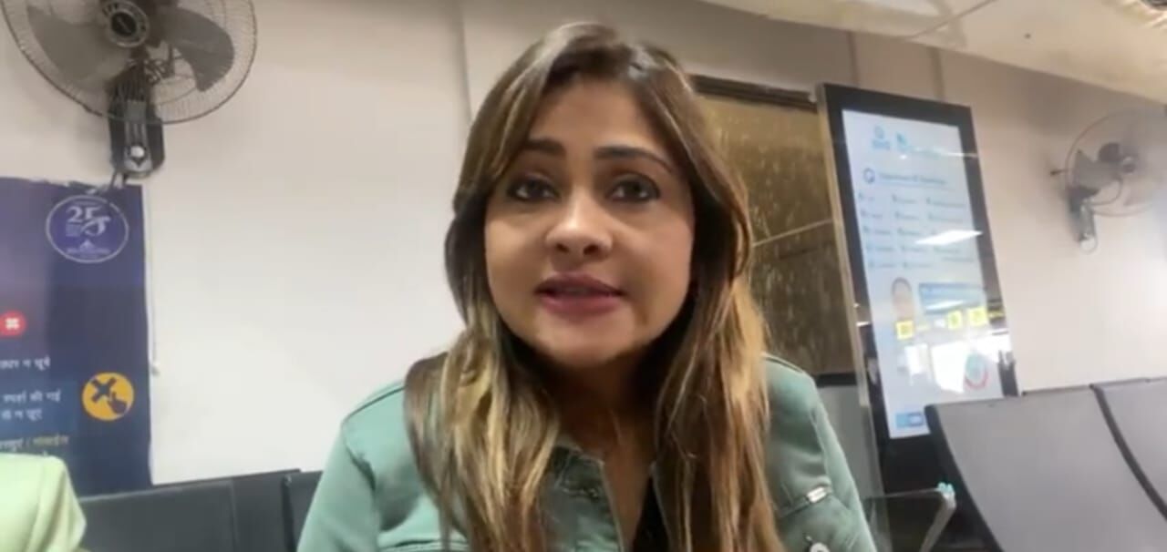 अनामिका अंबर का काव्यपाठ में नहीं लगा नंबर, कहा- मेरा विरोध हुआ, आयोजक बोले आईं नहीं- फिर महफिल कौन लूट रहा?