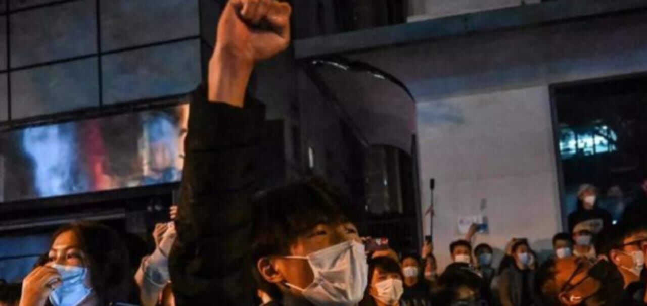 चीन के 12 शहरों में लग रहे जिनपिंग गद्दी छोड़ो के नारे, अपनी ही जनता पर मिर्च का स्प्रे डलवा रही सरकार, ये है कारण