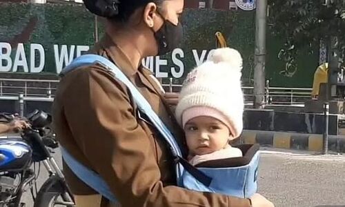 मां का फर्ज और वर्दी की जिम्मेदारी एक साथ उठाती महिला सिपाही का video वायरल, लोग कर रहे सैल्यूट