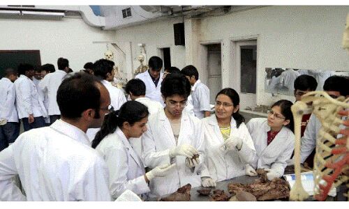 SC ने केंद्र से पूछा - चीन से लौटे मेडिकल छात्रों को भारत में क्लिनिकल ट्रेनिंग की इजाजत मानवीय आधार पर देना संभव है?