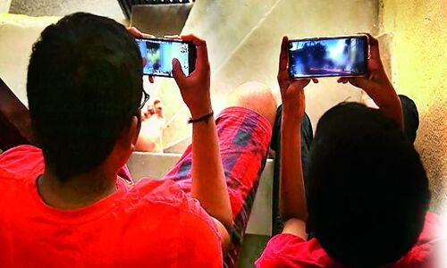 Hyderabad News: स्कूल में पोर्न देखने वाले 5 नाबालिग लड़कों ने लड़की का किया रेप, बनाया अश्लील वीडियो Hyderabad News: स्कूल में पोर्न देखने वाले 5 नाबालिग लड़कों ने लड़की का किया रेप, बनाया अश्लील वीडियो