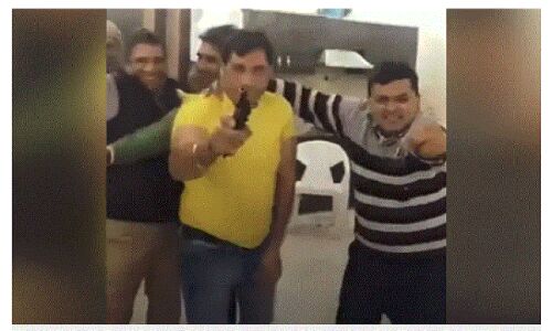 MCD Chunav 2022 : AAP प्रत्याशी पर एफआईआर, डांस करते हुए हवा में लहराई थी पिस्टल