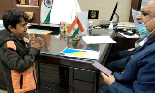 साहब मकान तो मिल गया अब रोटी और रोटी बनाने वाली भी दिला दो- DM के सामने 2.5 फीट के शरीफ ने लगाई गुहार