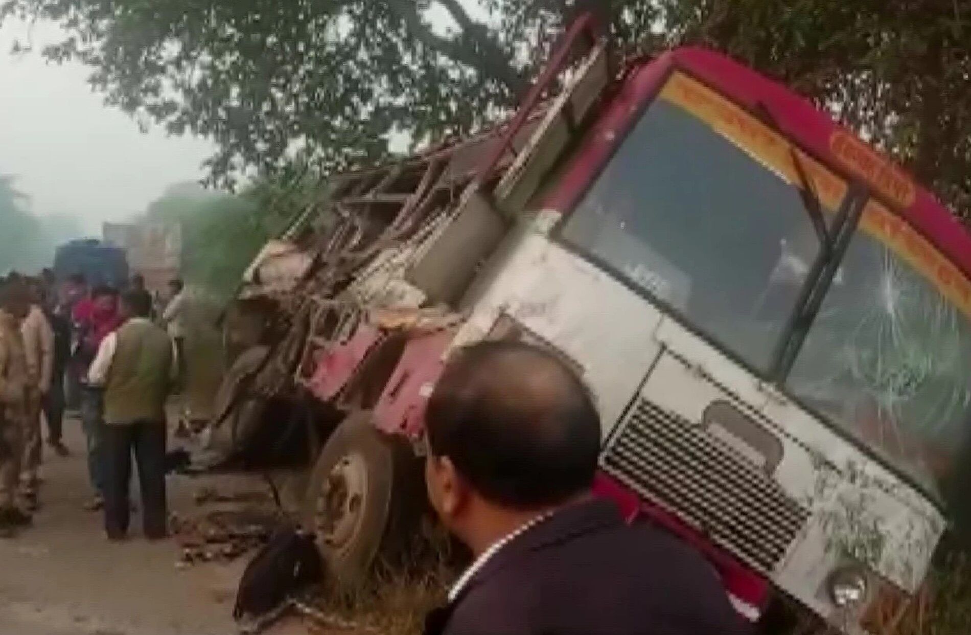 UP : बहराइच-लखनऊ हाईवे पर बस-ट्रक की जोरदार भिड़ंत, ड्राइवर समेत 6 की मौत 15 जख्मी, CM ने जताया शोक